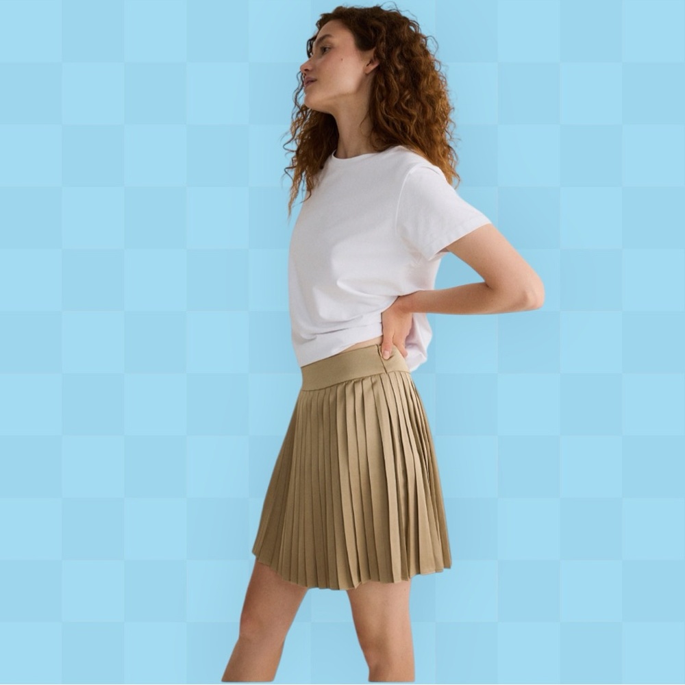 NWT 🏷️ Reserved Tan Pleated Mini Skirt